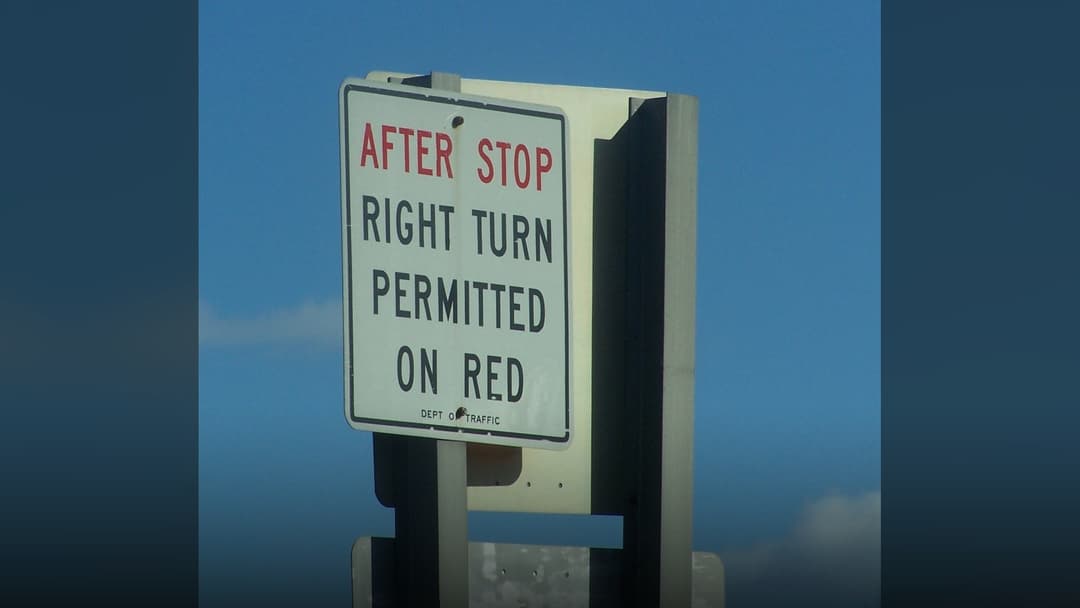 Traffic light with official Right Turn on Red signal.