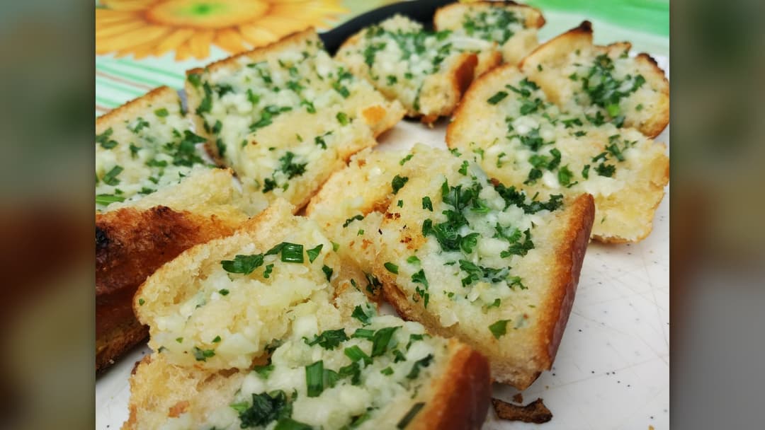 Cheesy pull-apart garlic bread toasted golden brown