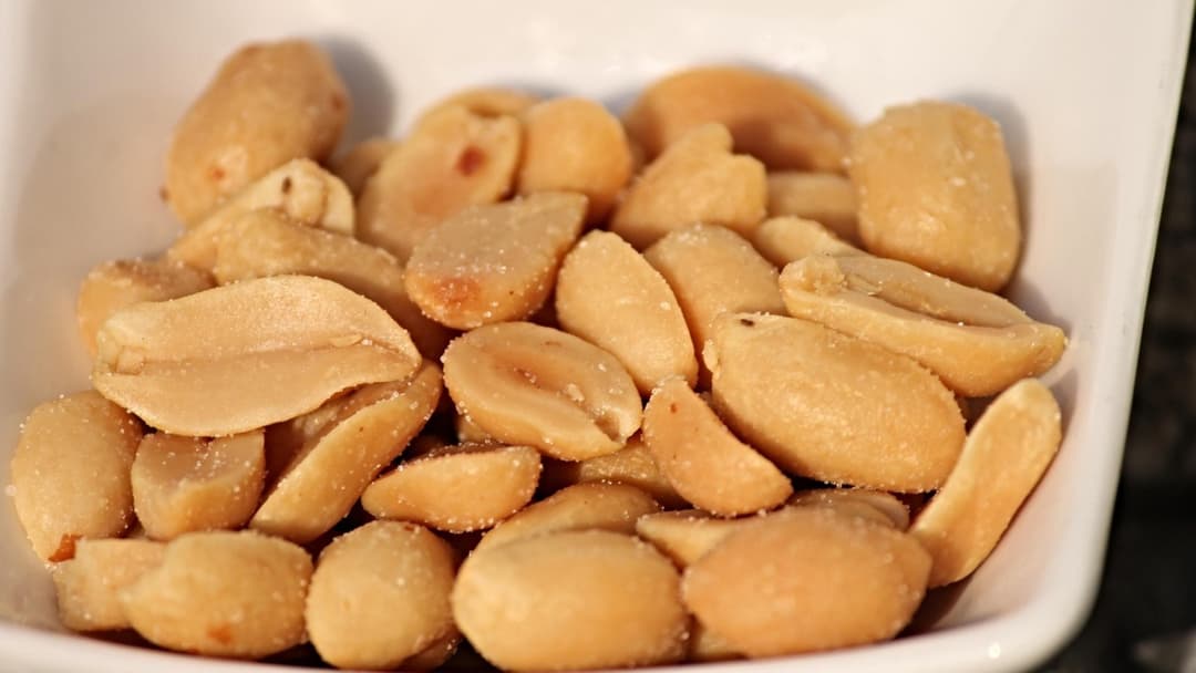 Roasted and salted peanuts snack kernels