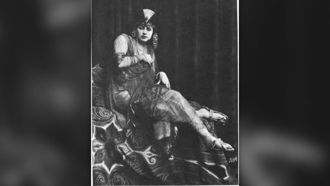 Silent film actress Helen Gardner dressed as Cleopatra in 1912