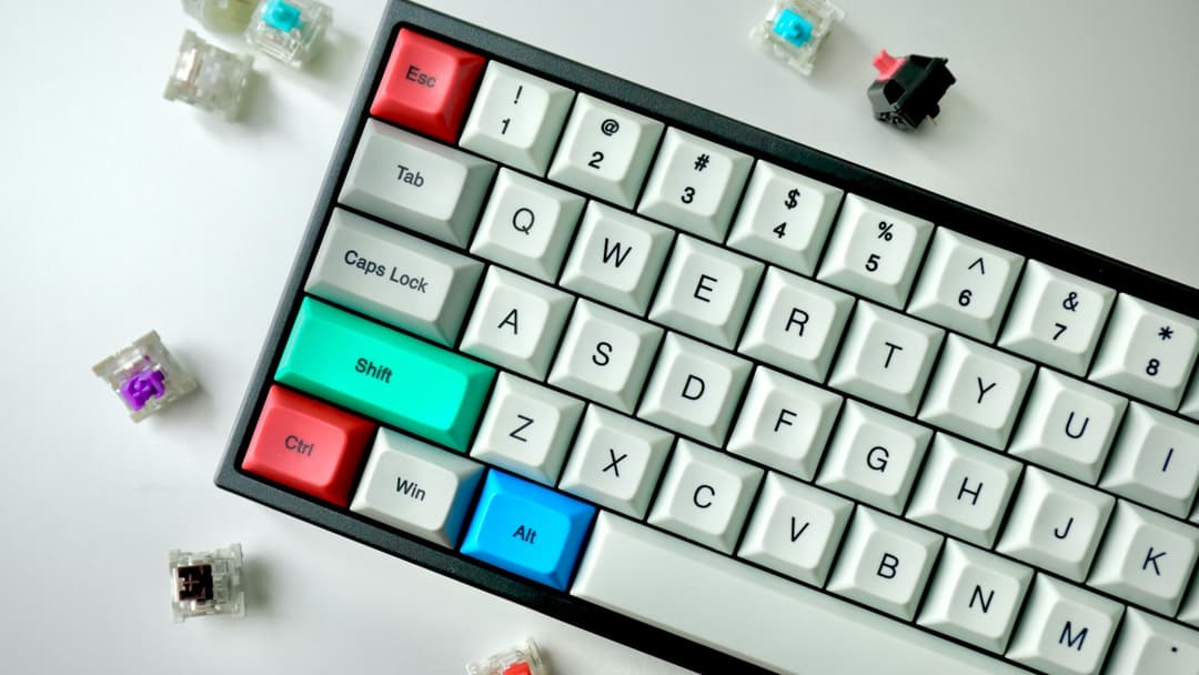 Custom-built FL CMMK MK870 mechanical keyboard featuring red, white, and black Akko keycaps