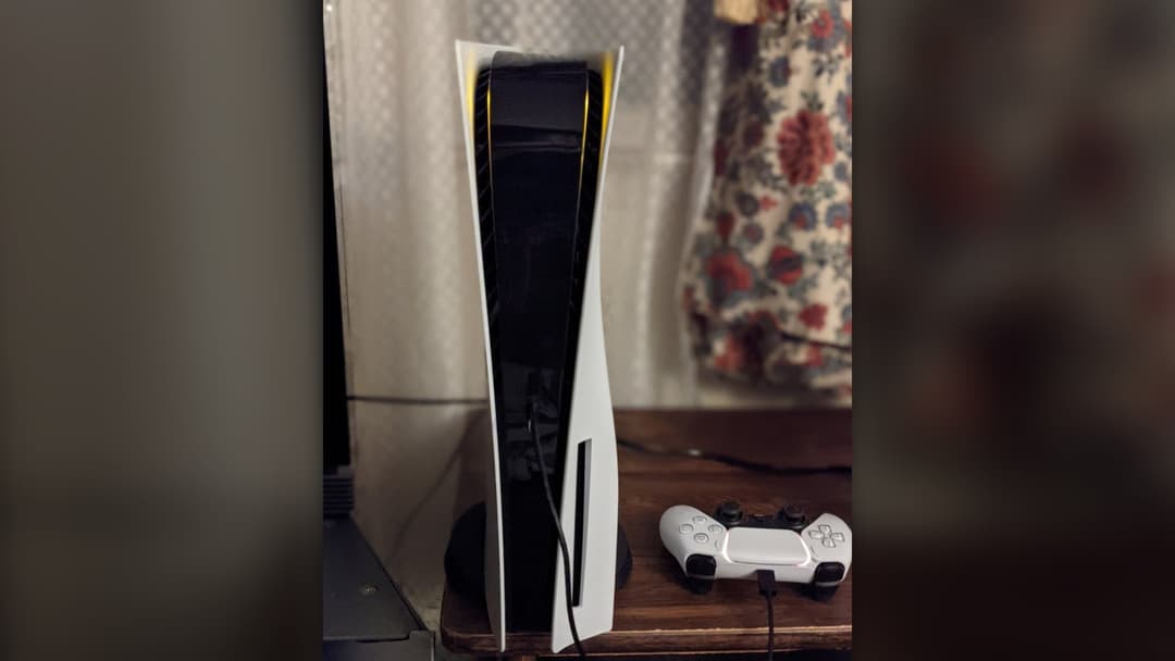 A modern gaming console and controller illustrating the transition away from physical discs.