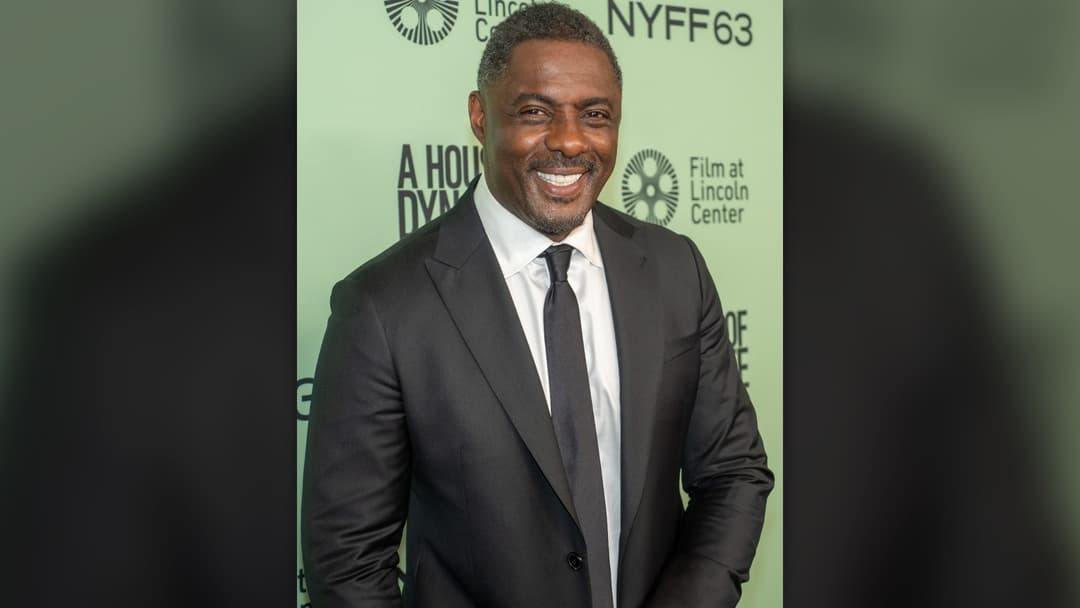 Actor Idris Elba posing at a film premiere.