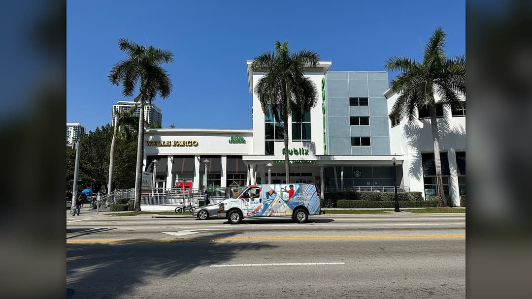 Exterior storefront photograph of Publix location in the United States.