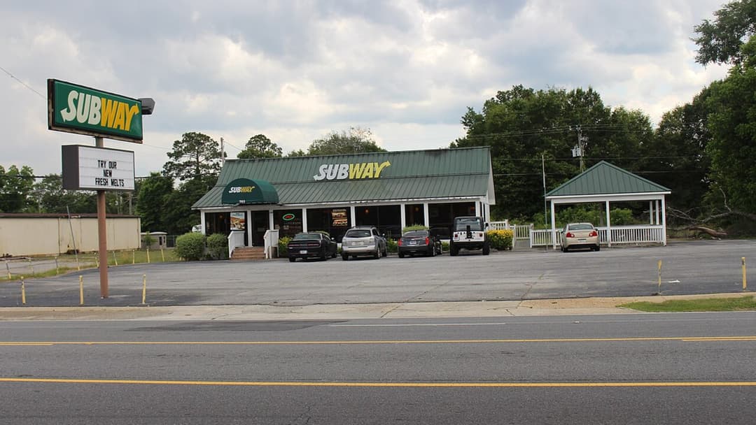 Exterior storefront photograph of Subway location in the United States.