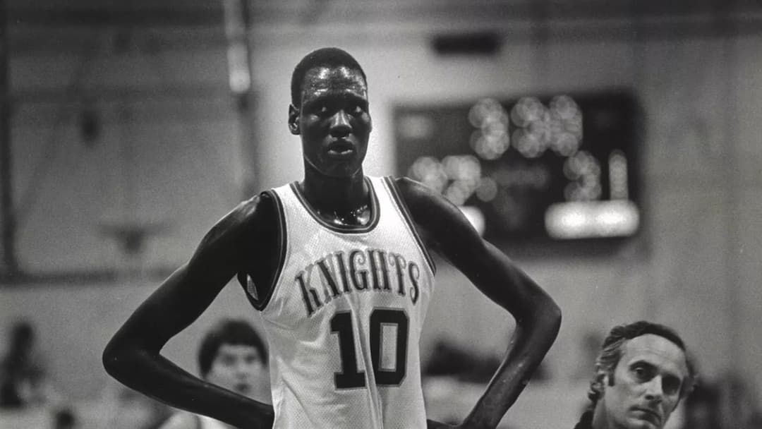 2. Manute Bol (7 Ft 7 In, Tie)