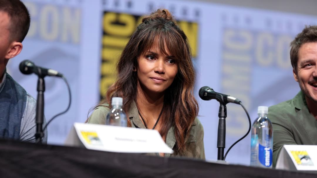 #12. Halle Berry (Slept In A New York Homeless Shelter)