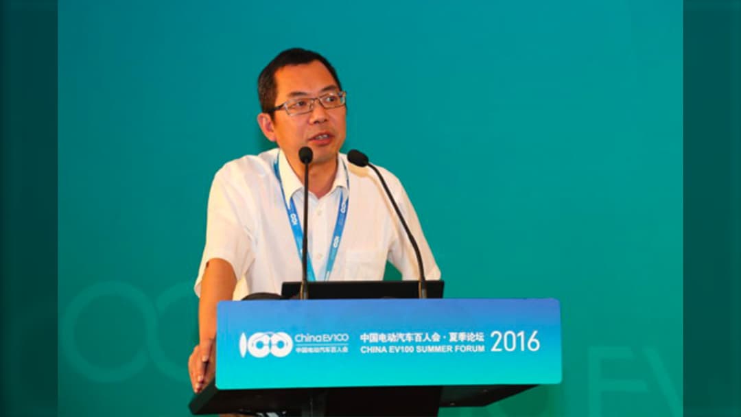 Portrait of former CATL vice chairman Huang Shilin speaking at a forum