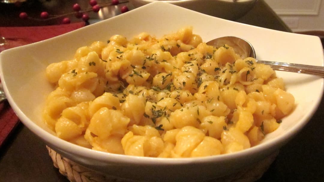 15. Macaroni And Cheese With Applesauce