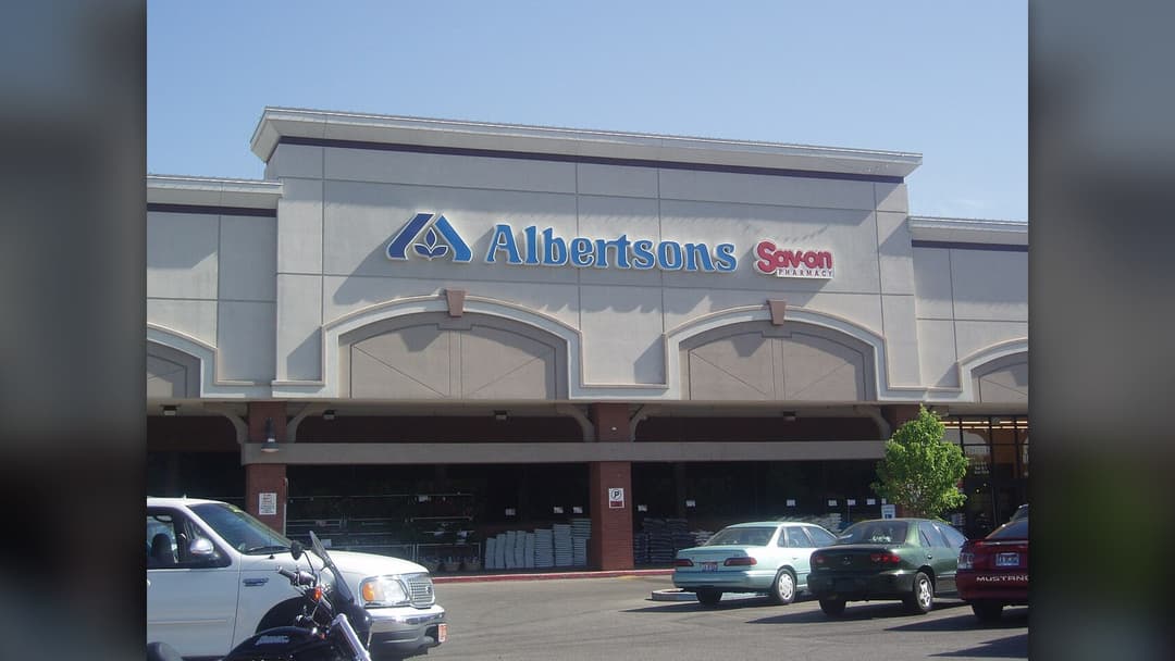Exterior storefront photograph of Albertsons location in the United States.