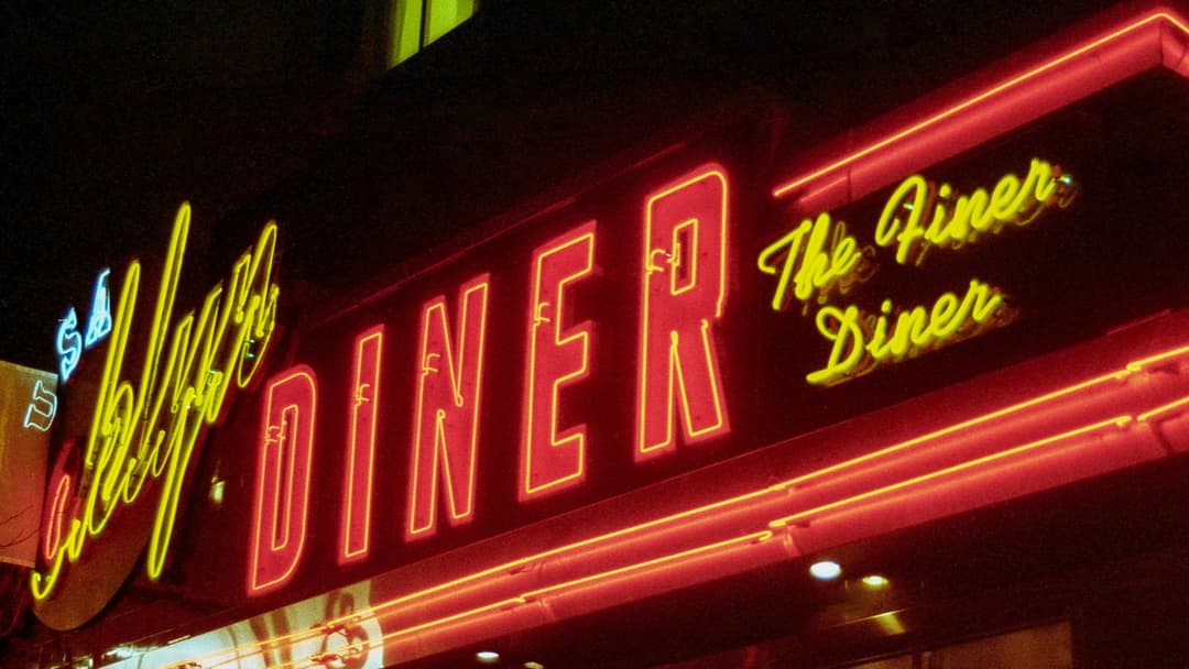 15. Buzzing Roadside Neon Diner Signage