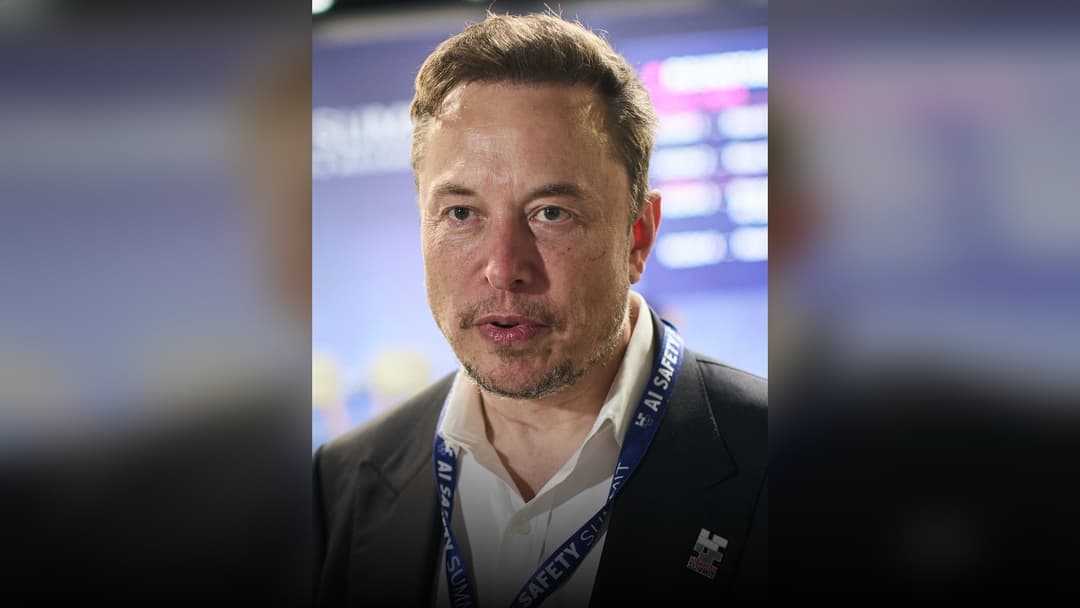 Elon Musk in full vertical height at the Paris VivaTech summit.