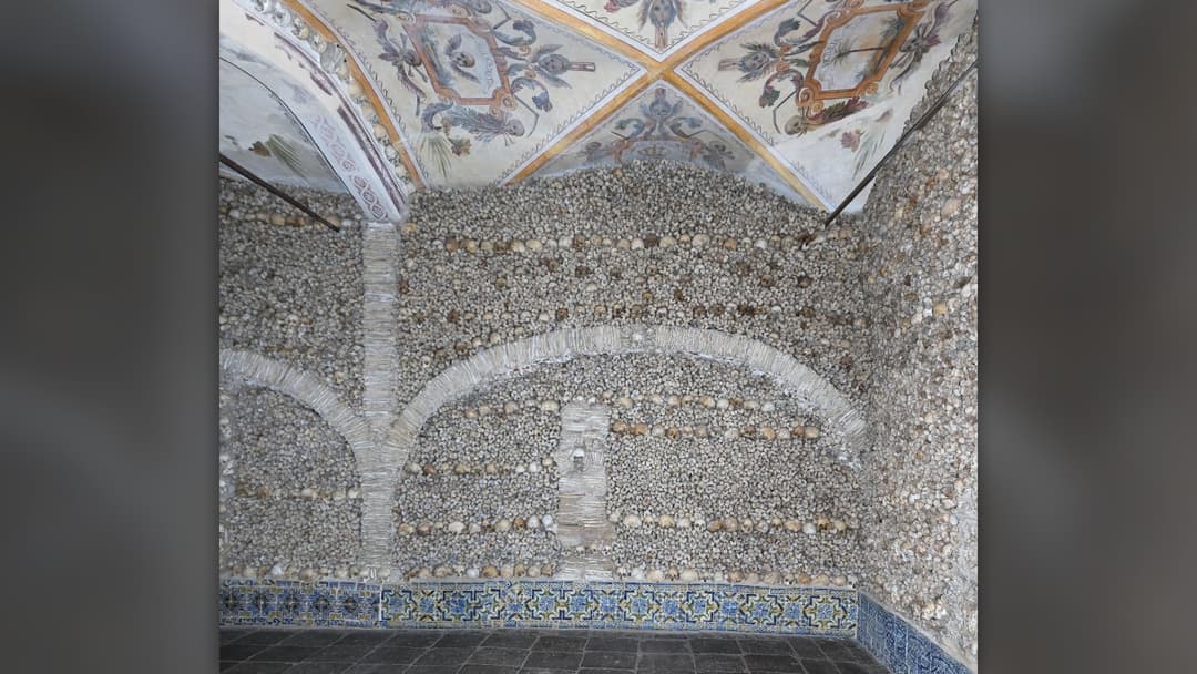 8. Capela Dos Ossos, Evora (Portugal)