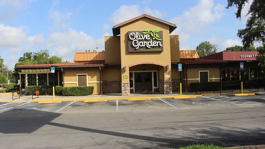 Exterior storefront photograph of Olive Garden location in the United States.